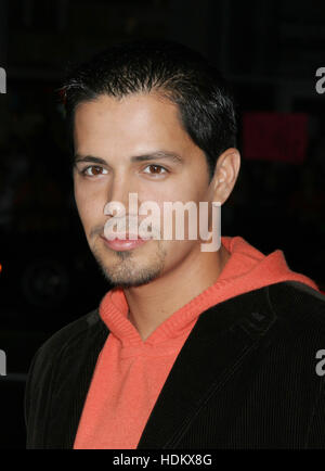 Membro del cast Jay Hernandez pone per i fotografi al premire del film "Il Venerdì notte Luci', a Grauman's Chinese Theatre di Los Angeles, Ottobre 6, 2004. Il film universale circa la stagione 1988 del Permiano alta Panthers squadra di calcio di Odessa, Texas, apre negli Stati Uniti il 8 ottobre. Foto di Francesco Specker Foto Stock