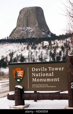 La strada di ingresso Devils Tower Wyoming neve invernale Foto Stock