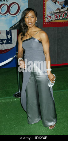 Angela Bassett arriva alla premiere di Touchstone Pictures' 'Mr. 3000" al El Capitan theater Su settembre 8, 2004 a Los Angeles, California. Photo credit: Francesco Specker Foto Stock