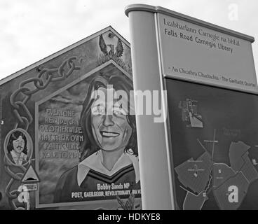 Belfast cade Rd Rebublican Bobby Sands murale e biblioteca Carnegie BW monocromatico Foto Stock