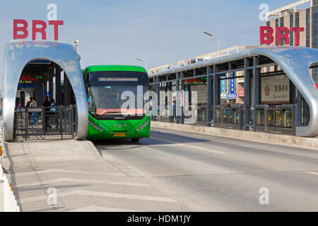 Stazione Bus sul sistema di transito rapido, Yinchuan, Ningxia, Cina Foto Stock