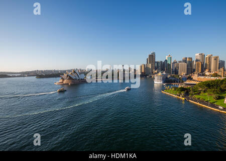 Vista del Porto di Sydney, l'Opera House e il CBD e dal ponte. Foto Stock