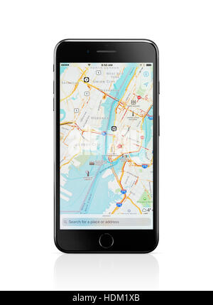 Apple iPhone 7 Plus con Apple mappe di navigazione GPS mappa che mostra la città di New York il centro sul suo display isolato su sfondo bianco con tracciato di ritaglio Foto Stock