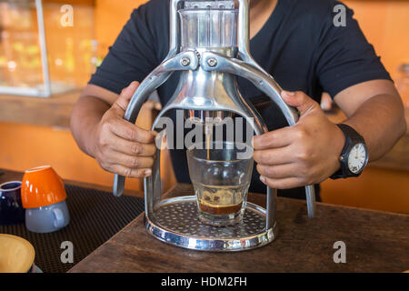 Barista fa caffè con una macchina espresso manuale macchina Foto Stock