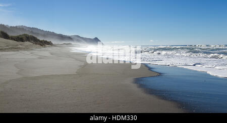 Bellissima spiaggia con drastici cambiamenti nel paesaggio e una nebbia o nebbia aggrappate alle montagne in Oregon Coast Foto Stock