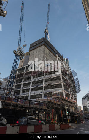 Gru e una pre-fabbricato un alto edificio costruito in London, EC2 Foto Stock