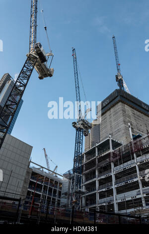 Gru e una pre-fabbricato un alto edificio costruito in London, EC2 Foto Stock