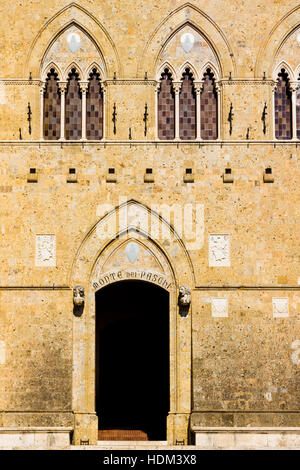 Siena, Italia - 29 Settembre 2016: Palazzo Salimbeni, sede centrale della Banca Monte dei Paschi di Siena Foto Stock