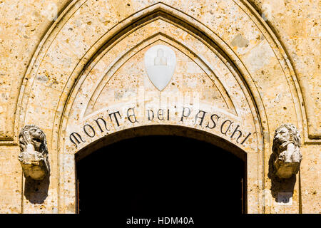 Siena, Italia - 29 Settembre 2016: Palazzo Salimbeni, sede centrale della Banca Monte dei Paschi di Siena Foto Stock