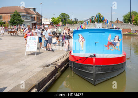 Persone che acquistano gelati da un galleggiante gelateria sul fiume Avon, Stratford-upon-Avon, Warwickshire, Inghilterra, Regno Unito Foto Stock