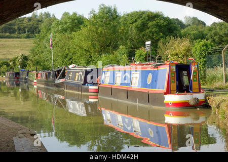 Ormeggiate imbarcazioni strette a Napton blocco di fondo 8, Oxford Canal, Warwickshire, Inghilterra, Regno Unito Foto Stock