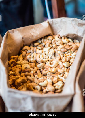 Noci di acagiù nel sacchetto di carta Foto Stock