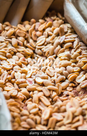 Arachidi in busta di carta Foto Stock