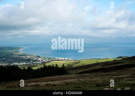 Una vista di Ramsey, Isola di Man come si vede dalla sezione di montagna dell'Isola di Man TT corso Foto Stock