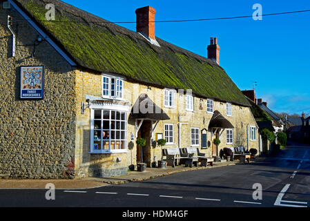 I tre ferri di cavallo pub nel villaggio di Burton Bradstock, Dorset, England Regno Unito Foto Stock