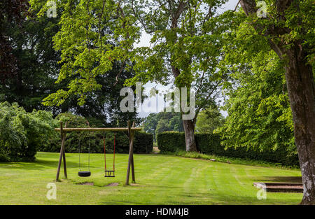 Immagine di bambini set swing in green park. Foto Stock