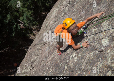 7 anni vecchio ragazzo salendo a Boulder canyon in Colorado, STATI UNITI D'AMERICA Foto Stock