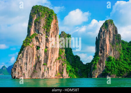 Vista panoramica di roccia isola nella baia di Halong, Vietnam, sud-est asiatico. UNESCO - Sito Patrimonio dell'umanità. Isole di montagna presso la Baia di Ha Long Foto Stock