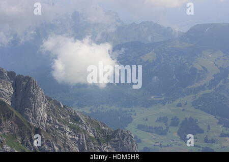 Una nuvola galleggianti da svizzera Säntis della montagna nelle Alpi Svizzere. Foto Stock