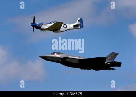 La forza aerea degli Stati Uniti volo patrimonio North American P-51D Mustang 'Miss Helen' & Lockheed Martin F-35un fulmine II. Foto Stock