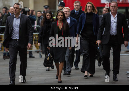 Londra, Regno Unito. 8 dicembre, 2016. Gina Miller (c) arriva presso la Corte suprema per il Day 4 dell'articolo 50 audizione. Foto Stock