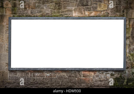 Un fustellato cartellone su un muro di pietra con spazio per collocare la propria pubblicità Foto Stock