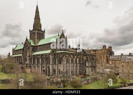 Glasgow St Mungo la cattedrale di visto dalla città di necropoli cimitero. Fondata nel XII secolo era uno dei pochi chiesa scozzese di edifici Foto Stock