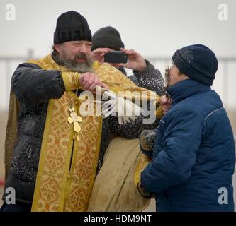 Un sacerdote russo ortodosso benedice la NASA Stazione Spaziale Internazionale Expedition 50 missione equipaggio dopo la benedizione della Soyuz MS-03 navicella spaziale razzo al cosmodromo di Baikonur Novembre 16, 2016 di Baikonur in Kazakhstan. Foto Stock