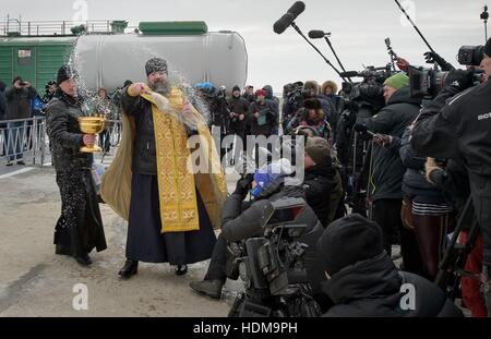 Una chiesa russo-ortodossa sacerdote benedice i membri dei media dopo la benedizione della Soyuz MS-03 razzo spaziale in preparazione per la NASA Stazione Spaziale Internazionale Expedition 50 missione lanciare al cosmodromo di Baikonur Novembre 16, 2016 di Baikonur in Kazakhstan. Foto Stock