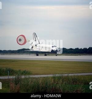 La NASA Space Shuttle Atlantis atterra sulla pista presso il Kennedy Space Center Shuttle Landing Facility alla fine della sua STS-74 missione Novembre 20, 1995 in Merritt Island, Florida. Foto Stock