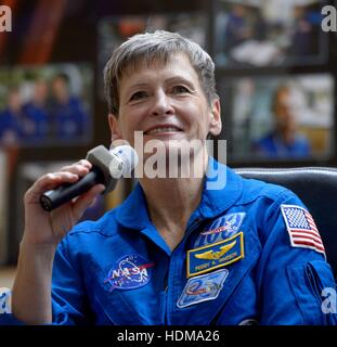 La NASA Stazione Spaziale Internazionale Expedition 50 primo equipaggio astronauta Peggy Whitson partecipa a una conferenza stampa da dietro il vetro in quarantena presso il cosmonauta Hotel Novembre 16, 2016 di Baikonur in Kazakhstan. Foto Stock