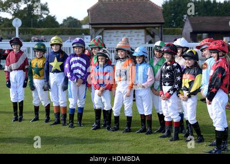 Foto di questo pomeriggio - 17/10/16 dimenticare il Grand National - la più grande corsa a cavallo evento sul calendario nel Sussex starred fantini junior racing per il 'Moorcroft delle corse ippiche centro benessere pony Shetland Coppa d'Oro" a Plumpton Racecourse, vicino Foto Stock