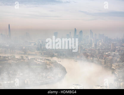 Alta finanza in una nebbiosa giornata della città di Londra dal quartiere finanziario di Canary Wharf nei Docklands al crepuscolo Foto Stock