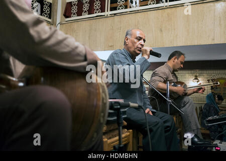 Un trio di musicisti suonano tradizionale musica Persico nel ristorante Sharzeh, Vakil Street, Shiraz, far Provincia, Iran Foto Stock