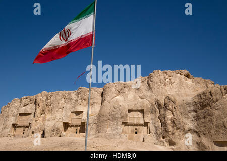 Naqsh-e Rustam è un antico sito costituito da enormi tombe dei re persiano. Si trova proprio nel far Provincia, Iran. Foto Stock