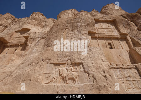 Naqsh-e Rustam è un antico sito costituito da enormi tombe dei re persiano. Si trova proprio nel far Provincia, Iran Foto Stock