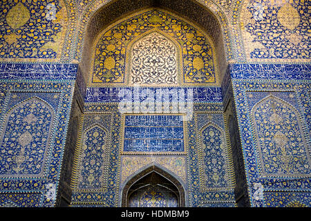 Un close-up delle tessere di mosaico della moschea Jameh, Isfahan, Provincia di Isfahan, Iran Foto Stock