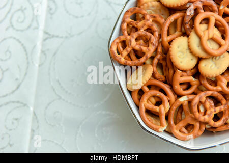 Ciotola con mini pretzel sul tavolo della luce naturale Foto Stock