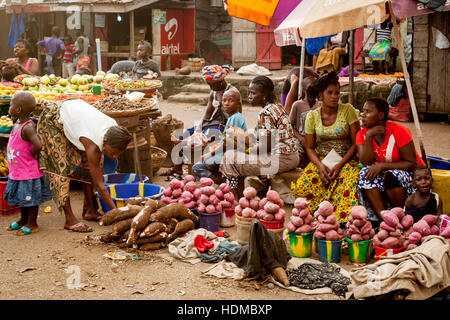 Donne africane che offrono verdure sul mercato di verdure della Sierra Leone: Il trambusto colorato e frutta e verdura colorate Foto Stock