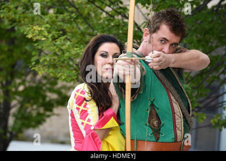 Robin Hood Panto starring Shane Richie e Jessie Wallace al Mayflower Theatre di Southampton, Hampshire questo Natale, nella costa sud del più grande pantomima di famiglia tra sabato 17 dicembre 2016 - domenica 8 gennaio 2017. Avendo stabilito la Foto Stock