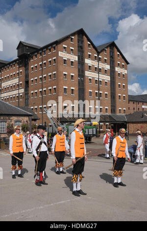 Tradizionali danze Morris in Gloucester Docks,l'Inghilterra meridionale Foto Stock