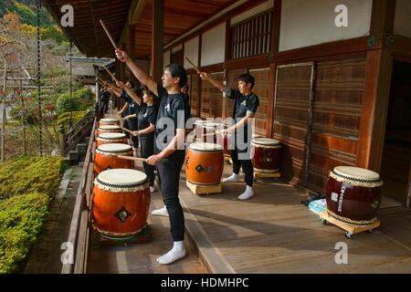 Giapponese taiko batteristi, Bishumondo tempio, Kyoto, Giappone Foto Stock