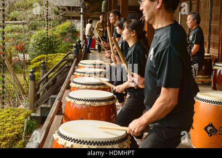 Giapponese taiko batteristi, Bishumondo tempio, Kyoto, Giappone Foto Stock