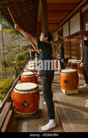 Giapponese taiko batteristi, Bishumondo tempio, Kyoto, Giappone Foto Stock