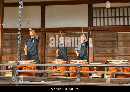 Giapponese taiko batteristi, Bishumondo tempio, Kyoto, Giappone Foto Stock