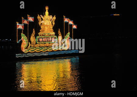 Un galleggiante illuminato proietta la sua riflessione sul Fiume Tonle Sap durante il cambogiano Festival dell'acqua, Phnom Penh Cambogia. © Kraig Lieb Foto Stock