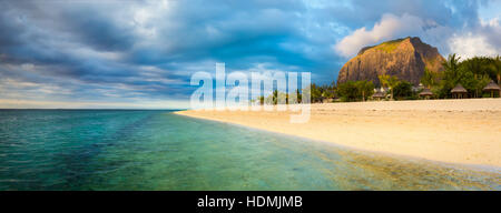 Spiaggia di sabbia bianca e Le Morne Brabant al tramonto. Maurizio. Panorama Foto Stock