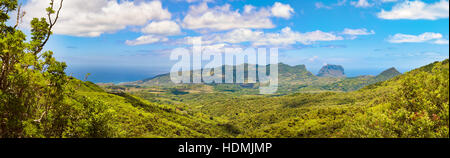 Vista dal punto di vista. Le Morne Brabant sullo sfondo. Maurizio. Panorama Foto Stock