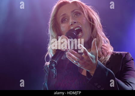 Lara Fabian esegue sul palco posto Emilie-Gamelin nel centro cittadino di Montreal per la Diva Den free outdoor show tenutosi durante l orgoglio di Montreal settimana. Montrea Foto Stock