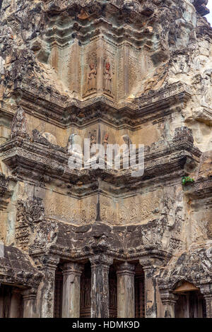 Sculture intricate a coprire ogni pollice quadrato di mura e torri a Angkor Wat tempio complesso in Siem Reap, Cambogia. Foto Stock